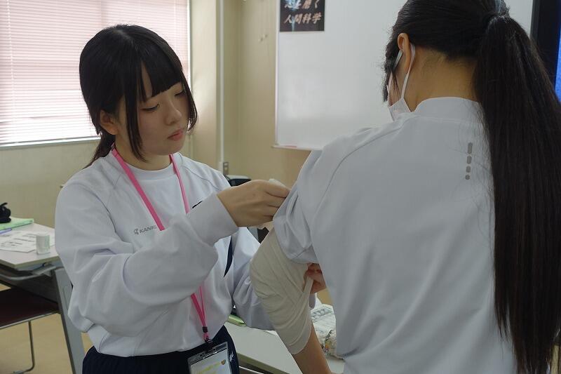 包帯法【巻軸帯】（人間科学科2年生） - 京都府立京都八幡高等学校